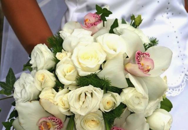 bouquet_sposa_rose_bianche_orchidee