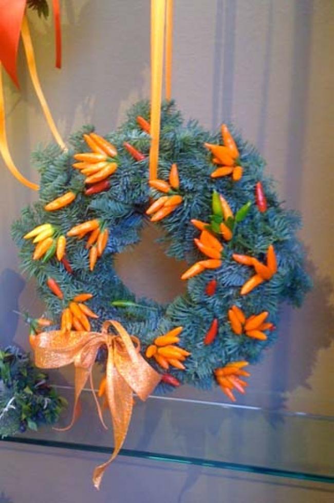 Ghirlanda di abete argentato e peperoncini